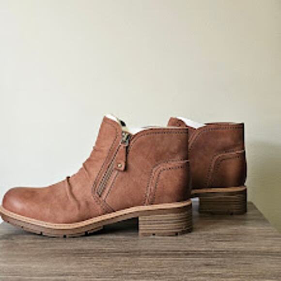 Clarks Women's Hearth Dove Tan Nubuck Ankle Booties Tan NWT - Picture 1 of 6